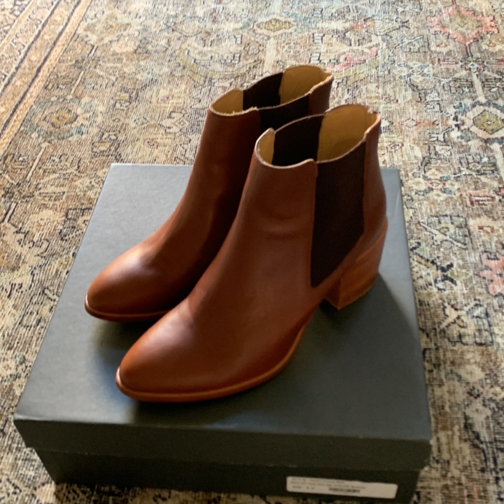 Nisolo Heeled Chelsea Boots in Brandy size 8.5